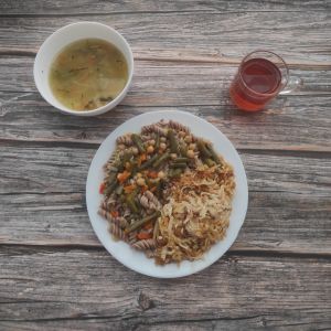 Zdjęcie przedstawia Dietę podstawową: Ogórkowa z ziemniakami Makaron pełnoziarnisty Gulasz warzywny z ciecierzycą Kompot owocowy z jabłkami Surówka z selera i jabłka